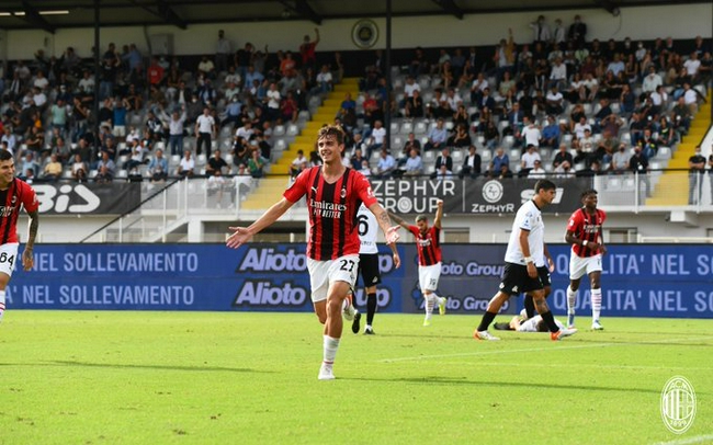 Serie A - el debut de Maldini Jr. En la victoria 2 - 1 del AC Milan