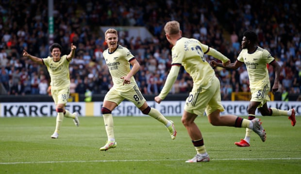 Premier League - updog Free Kick strike arsenal Away Victory Return