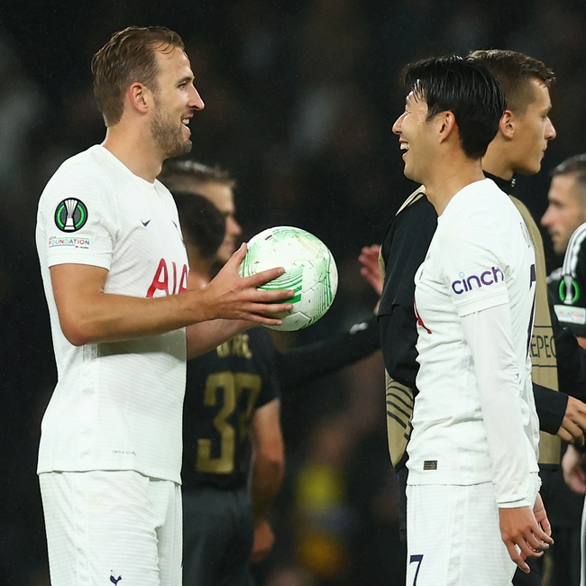 Kane hizo un hat - trick en el banquillo y Tottenham ganó 5 - 1 en la Copa de la UEFA