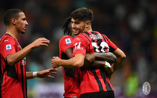 La serie A - Diaz anotó tres victorias consecutivas en casa después de un pase de gol de Austria a AC Milan 2 - 0