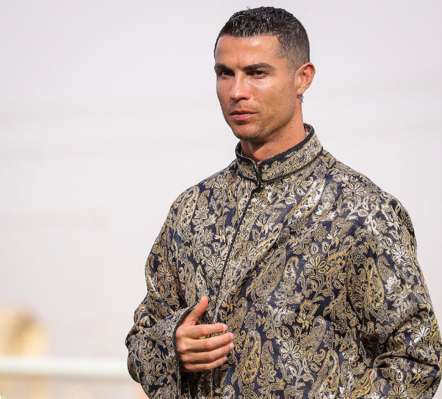 Ronaldo se viste de árabe y tiene guapos y letalidad con machete en la mano.