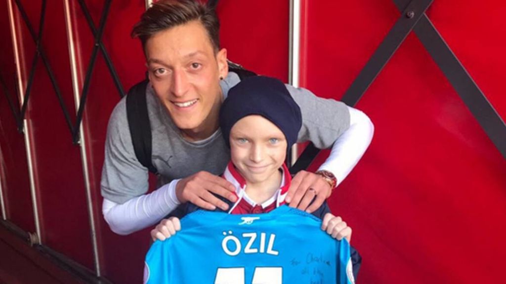 El triste adiós de Özil a Charlie, su pequeño admirador que padecía cáncer