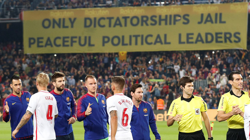 El Camp Nou clama contra la "dictadura" de España por los políticos presos