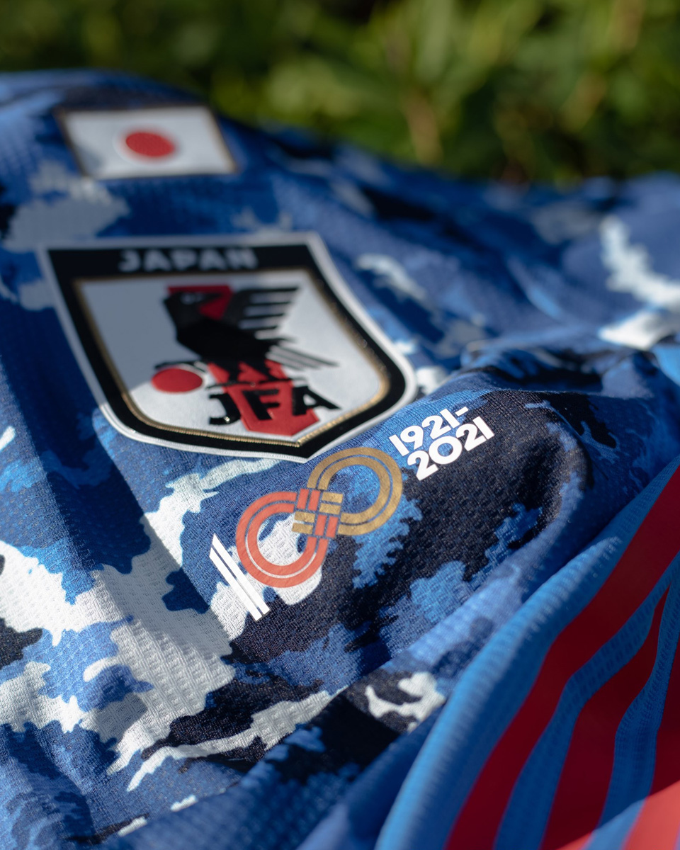 El equipo nacional de Japón a ñadió una insignia conmemorativa para celebrar el centenario de la Asociación de Fútbol