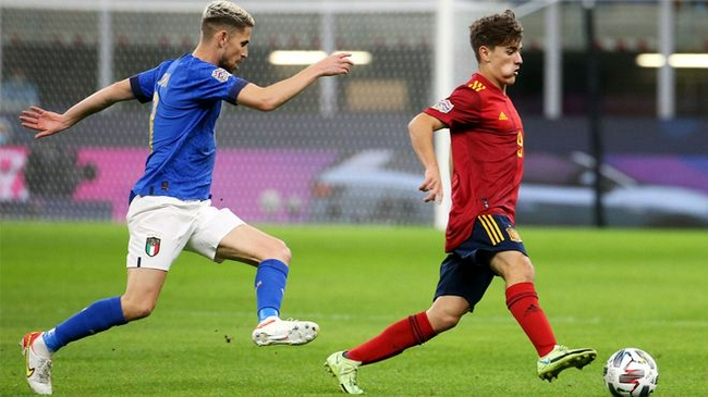 Barcelona 17 - year - old player performed the first show of the National team to break a Dusty 85 - year record