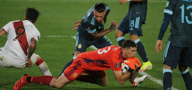 Escena divertida: dos jugadores árabes han sido despiadadamente sarcásticos después de que los jugadores peruanos lanzaran un penalti