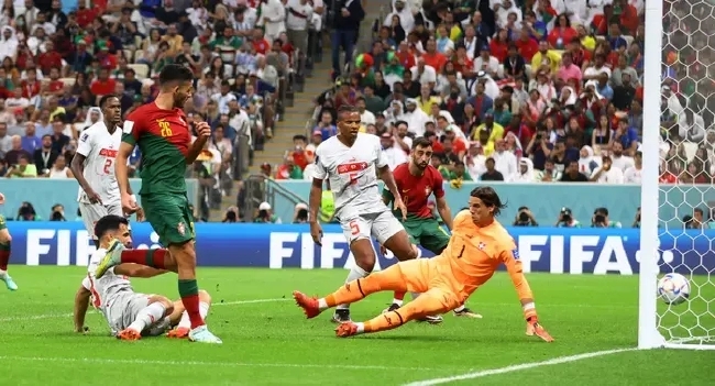 El joven portugués de 21 años protagonizó un hat - trick en su primer lanzamiento durante 106 minutos.