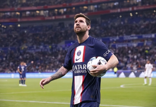 Messi regresa a París para jugar en casa siempre y cuando toque el balón, abuchea todo el partido.