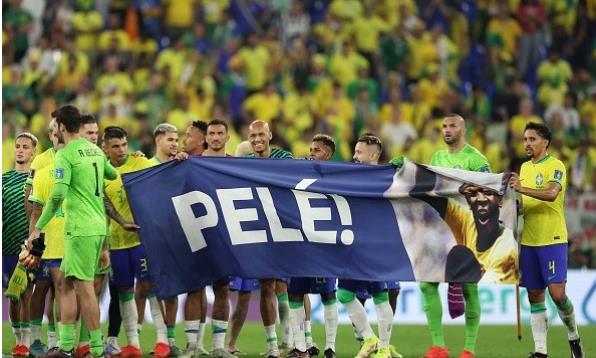 Jugadores brasileños rezan por Pelé después del partido Pelé también anima al equipo brasileño