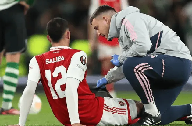 El defensa central del arsenal, saliba, no se ha recuperado de una lesión en la espalda y podría no volver hasta el último partido de la temporada.