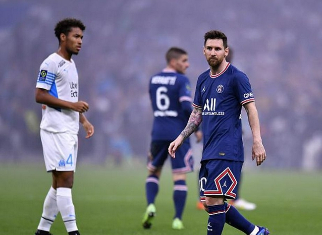 París pasa más pelota alrededor de mbape a él que a Messi