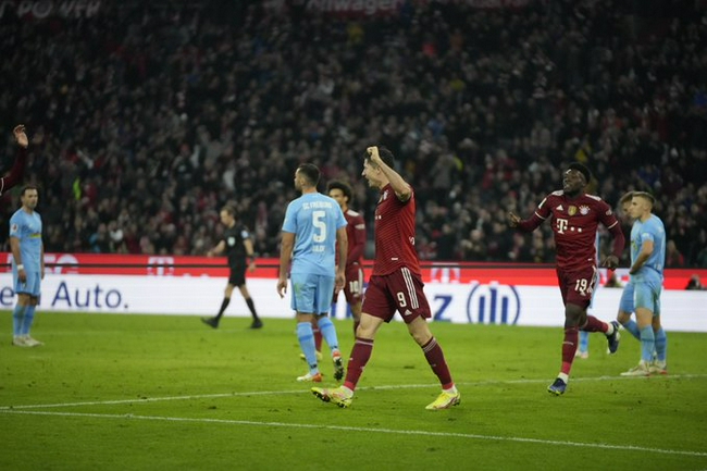 Bundesliga - Bayern lidera 4 partidos consecutivos con goles de espalda dura