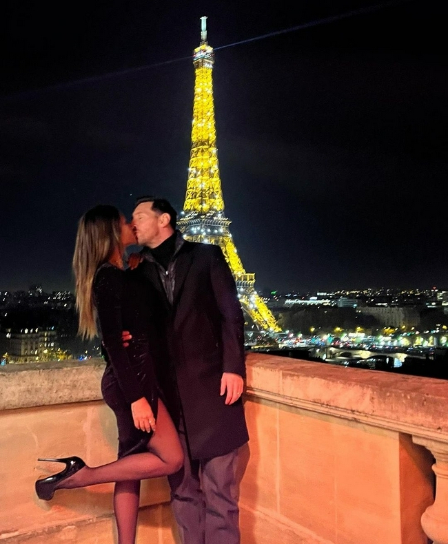 Messi y su esposa besan a la novia de Ronaldo en la Torre Eiffel.