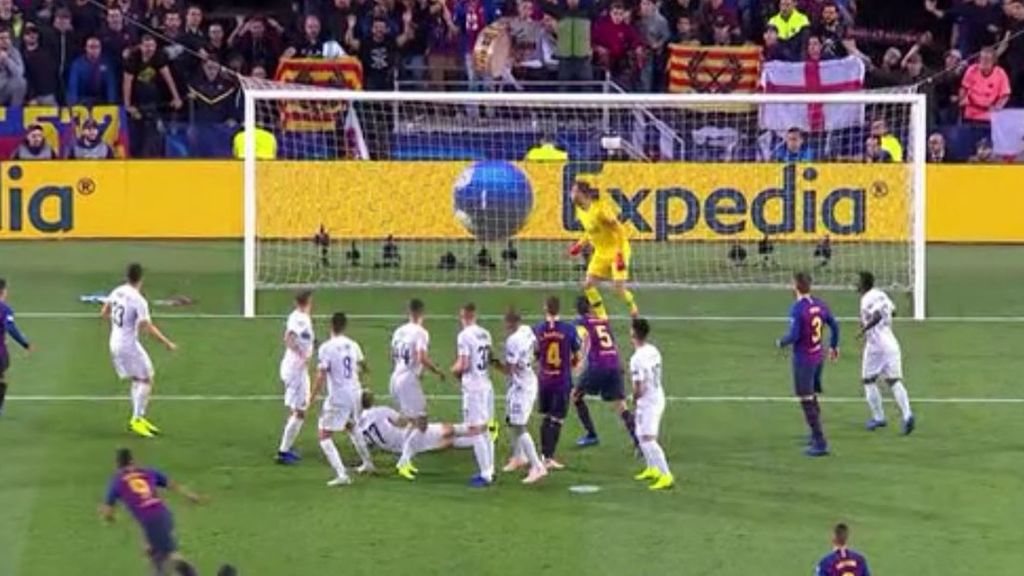 Brozovic se tira al suelo para evitar el gol de falta de Suárez 'a lo Messi'