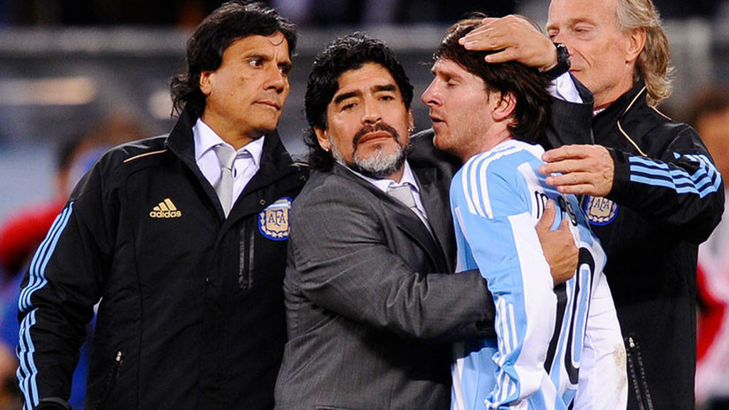 El último ataque a Maradona: "Messi ya sería campeón del mundo con España"