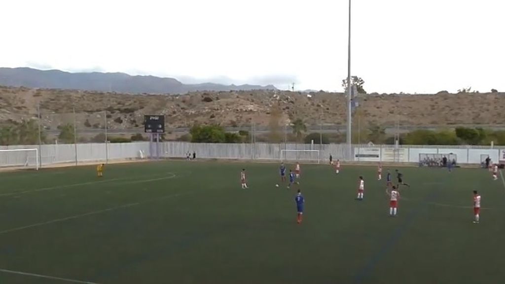 El deportivo gesto del cadete B del Almería tras marcar con un rival lesionado