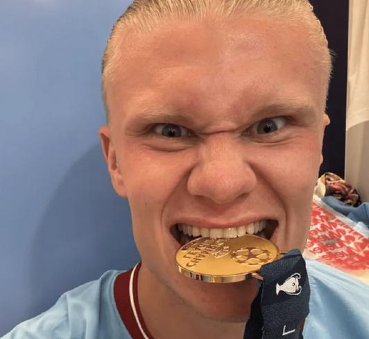 ¡¡ Harland actualiza las redes sociales mordiendo la Medalla del campeón de la Liga de campeones!