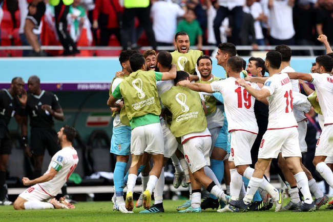 Copa del mundo - 2 goles seguidos antes del final Irán 2 - 0 captura de 10 hombres Gales